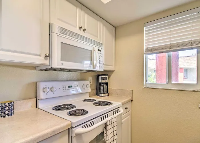 Sunny Indian Rocks Steps To Gulf! Apartment