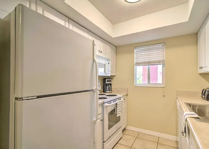 Sunny Indian Rocks Steps To Gulf! Apartment Clearwater Beach